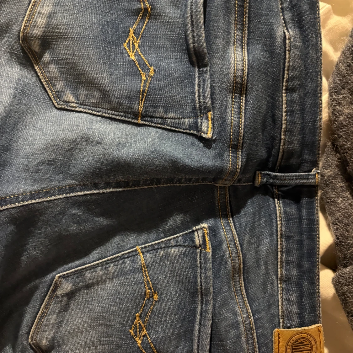 Mörkblå jeansshorts med gul söm - 4