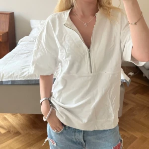 Vit half zip t-shirt i bomull - Vit t-shirt med half zip-dragkedja framtill.