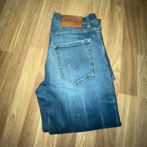 Replay jeans w30 - Här är ett par feta Replay jeans som är riktigt stilrena. W30. För mer info, priser eller bilder så är det bara att höra av sig.