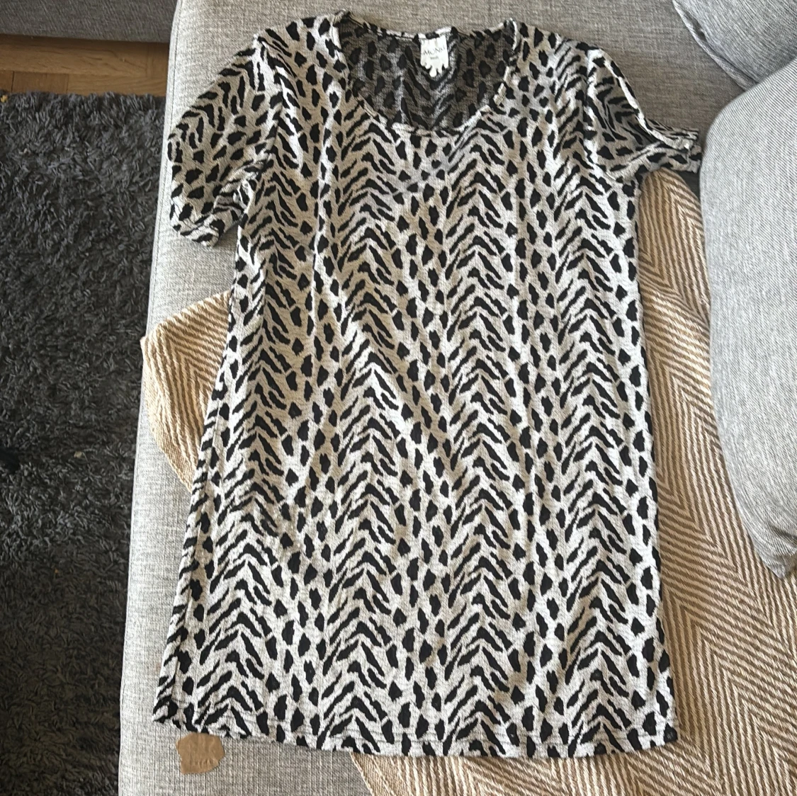 Zebramönstrad kortklänning från Monki