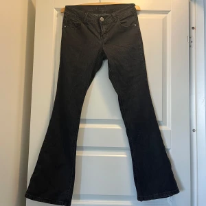 Svarta bootcut jeans med låg midja - Snygga svarta bootcut jeans som passar till allt! Låga och ganska stretchiga så passar många storlekar.💕 Midjemått: ca 37/38 cm. Innerbenslängd: 78/79 cm💕