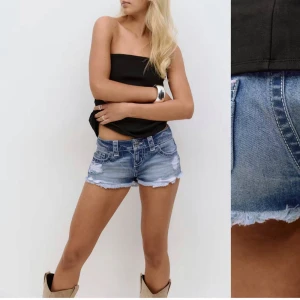 Low waist shorts - Jättefina shorts från gina tricot 14+ jag säljer med prislappen då dom var aldeles flr stora men jag råkade dra av en av lapparna så kan inte returnera. Skulle säga dom passar en S eller M