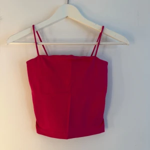 Rosa linnetopp från Gina Tricot XS - Säljer en enkel och snygg rosa linnetopp från Gina Tricot i storlek XS. Toppen har smala axelband och rak skärning, perfekt för varma dagar. Mjuk och stretchig bomullskänsla som sitter skönt på kroppen.