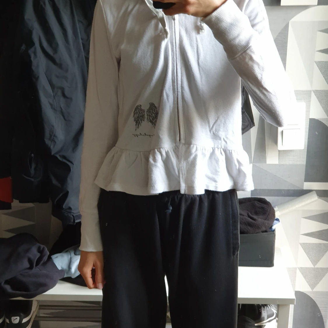 Vit hoodie med volang och dragkedja