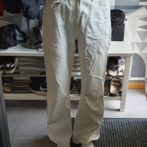 Vita raka jeans - Snygga vita jeans med rak passform och klassisk midja. Byxorna har enkel design med fickor fram och bak, perfekta för en chill och stilren look. 