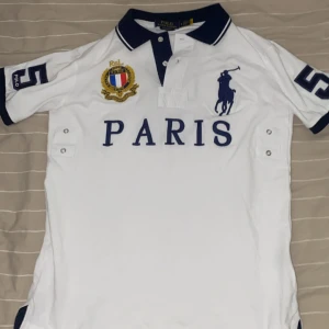 Polo piké  - En fin polo ralph lauren piké med en gammal design, denna piké har kommit till användning endast 1 gång så den är i helt nytt skick. Finns ej defekter. Passar även storlek s Säljer den för 349 men om du köper både den och den andra färgen så kan du få båda för endast 599 kr.