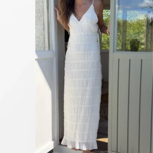 Vit långklänning - Säljer denna klänning från Gina Tricot, i TALL modellen, passar mig som är 1.72. Storlek M. Helt ny endast testat. 450kr + frakt eller prisförslag💕💕