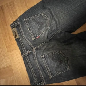 Levi's jeans  - Säljer ett par populär Levi’s jeans . Super snygga och mycket bra skick , midjemåttet 35cm. Säljer för 400kr 😘lågmidjade 