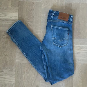 Replay Anbass jeans  - Säljer nu dessa riktigt feta replay Anbass jeans i storlek 30/32. De är i väldigt fint skick! Hör av dig om du har funderingar!🙌🏼