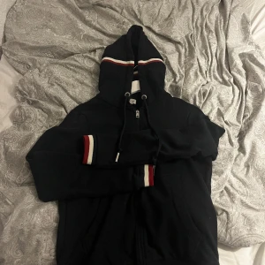 Moncler kofta - Gammal modell, fortfarande i väldigt bra skick. Det finns inga fel på koftan allt ser ut som nyköpt. Säljer den nu eftersom att den inte passar längre och bara samlar damm. Skriv för mer bilder/info!