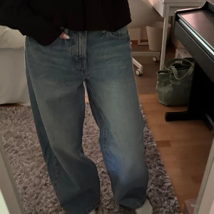 Blåa baggy jeans - Snygga baggy jeans med mellanhög midja. Passar perfekt i längden för mig som är 163 cm lång. Endast använda en gång!
