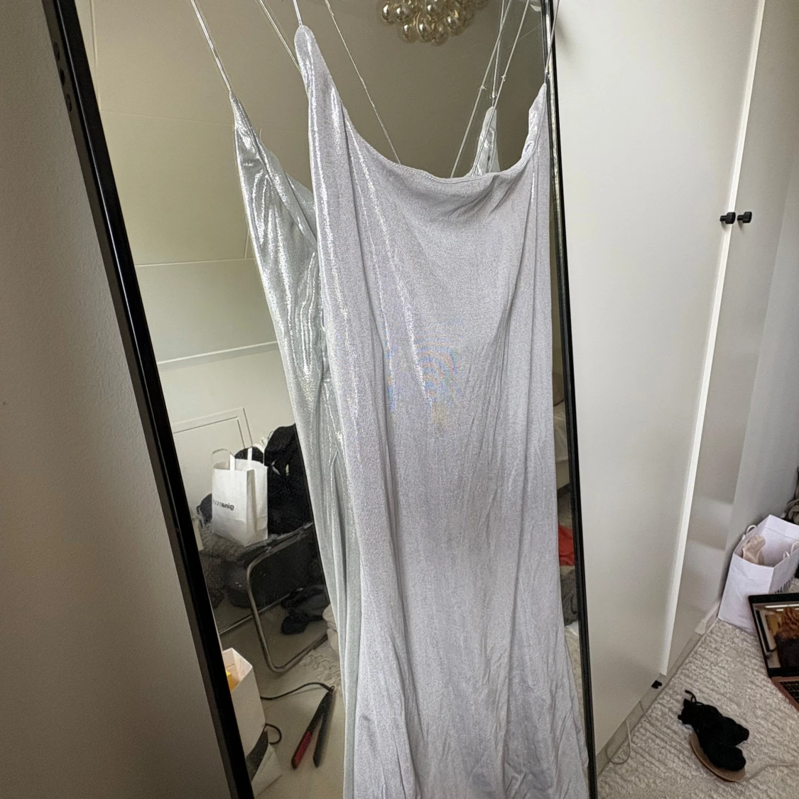 Glittrig silver klänning med tunna band - 1