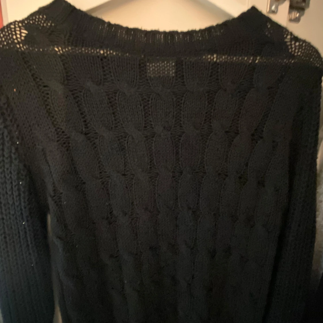 Svart kabelstickad tröja