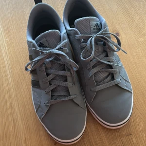 Grå sneakers från Adidas - Snygga grå sneakers från Adidas. Använda ca 5 timmar 