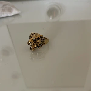 Guldfärgad ring med tigerhuvud - Cool ring i guldfärg med ett detaljerat tigerhuvud