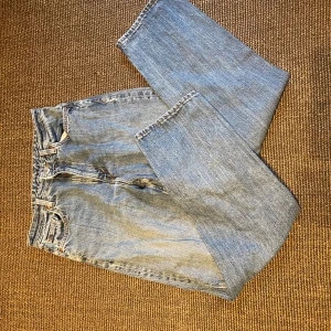 Klassiska ljusblå  - Säljer ett par ikoniska ljusblå jeans med raka ben och klassisk femficksdesign. 