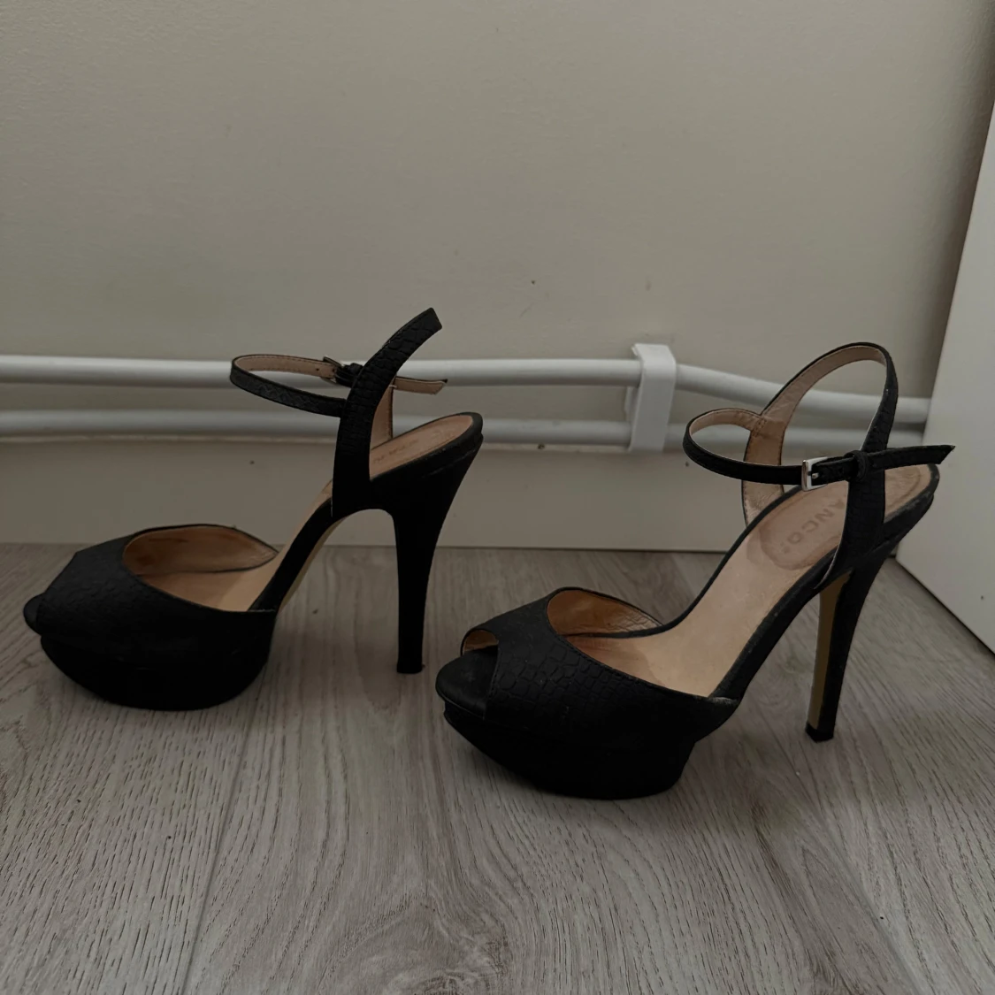 Svarta höga klackar med svartplatå - 1