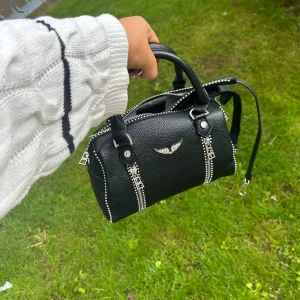 Sunny bag Zadig - Köpt här på Plick för 2300 kr, väldigt fint skick! har tyvärr tappat bort dustbag därav priset 💜kom med prisförslag!