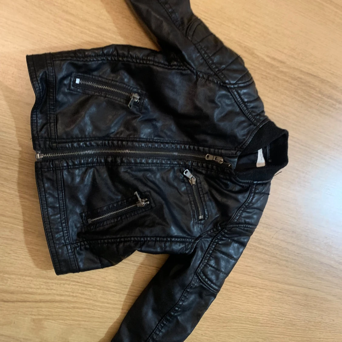 Svart skinnjacka från H&M, strl 98 - 3