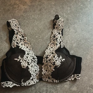 Intimissimi bh - Intimissimi i svart använd 5 gånger men säljar den för den inte kommer tillanvändning längre!