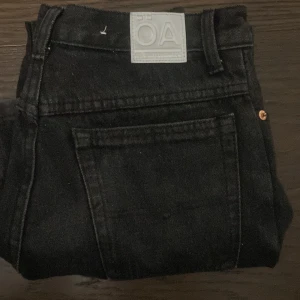 Svarta jeans från Örjan Andersson - Snygga svarta jeans från Örjan Andersson med klassisk femficksdesign och raka ben. Jeansen har en stilren svart tvätt och ett vitt läderpatch bak i midjan. Perfekta för dig som gillar en clean look. Passar dig som är ungefär 160! Kom med frågor!