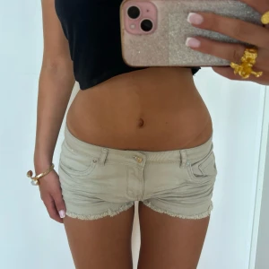 Lågmidjade ljusgröna shorts - Såå snygga lågmidjade vintage ljusgröna shorts. Jag är 168 och det är mina bilder 💖 köp nu direkt eller Swish, kvar tills markerad som såld 💖midjemått på bilden 