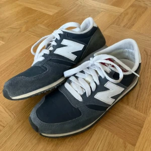 New Balance 420 sneakers grå/vit - Snygga New Balance 420 sneakers i grått och vitt med klassisk N-logga på sidorna. Lite smuts och nött på några ställen men ändå i bra skick. Ovandel i mocka och syntet, vita snören och detaljer i rött på plösen. Skorna är lite ljusare än vad som syns på bilderna. Skickas eller hämtas i Linköping.  Kolla gärna in mina andra annonser!  Allt gott, K