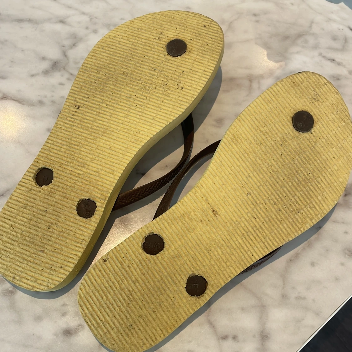 Gula Havaianas sandaler med giraffprint - 3