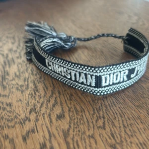 Svart Christian Dior armband  - Snyggt  stilrent armband från Christian Dior för en billig peng, kontakta mig vid frågor🤝