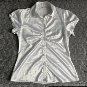 Vit glansig skjorta med kort ärm - Små defekter finns!