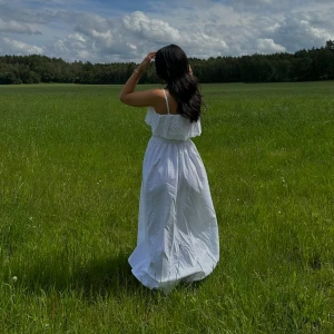 Vit långklänning med volang - Nypris: 599kr skick 10/10. Har 2 st hemma där av säljer jag, superin vit lång klänning med volang. 