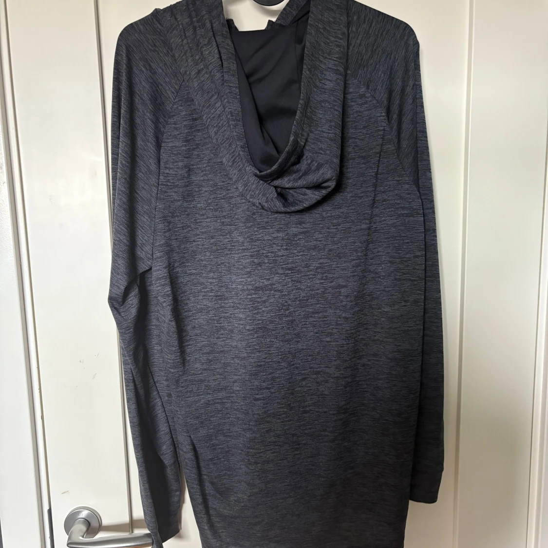 Mörkgrå hoodie från Under Armour - 1