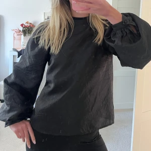Svart blus med puffärmar - Säljer denna superfina blusen, endast använd en gång!