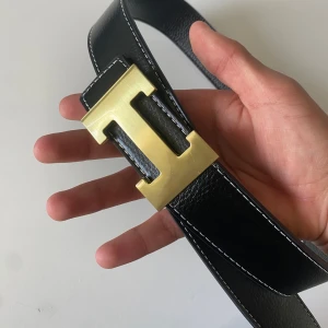 H bälte guld - H bälte till salu, 3 stycken kvar, 2 i silver och svart, 1 i guld och svart. Alla i storlek 120cm