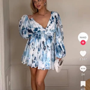 Blåvit kortklänning från NA-KD  - Söker denna klänning ifrån förra årets sommarkollektionen med Lojsan! 