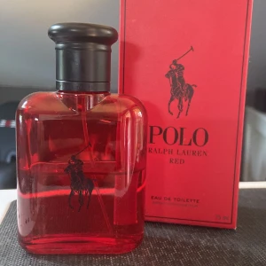 Polo Red Eau de Toilette 75ml - Polo Red från Ralph Lauren är en maskulin parfym i en snygg röd glasflaska med svart kork och ikonisk polospelare på framsidan. Kommer i matchande röd kartong. Flaskan rymmer 75 ml och är perfekt för dig som gillar fräscha och energiska dofter. Halv full. Söker byten eller så får ni köpa den