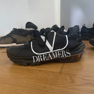 Valentino Garavani Dreamers sneakers - Ordinarie pris 8000 tusen. Svarta äkta  chunky sneakers från Valentino Garavani.  Tillverkade i skinn med cool streetkänsla och exklusiv vibe. Säljer pågrund av att min man har köpt nya samt skorna är för stora på honom. Bra skick då han ej använt dem mycket. Pris kan diskuteras. 