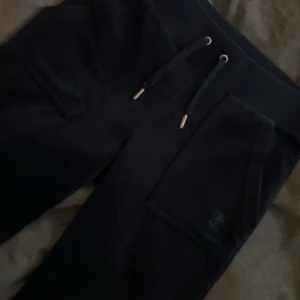  Juicy Couture byxor - Marinblåa juicy couture byxor, storlek xxs, köpta för 1200 säljer nu för 500, säljer pågrund av att jag inte använder dom längre💙kan tänka mig att sänka priset vid snabb affär!