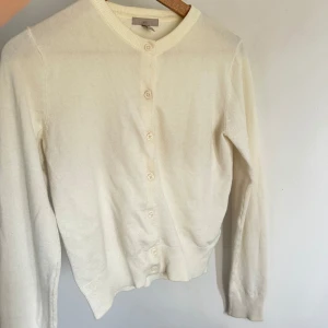 Vit kofta  - Fin beige kofta i bra skick. Perfekt att ha över en topp eller klänning! Säljer även en likadan i beige!