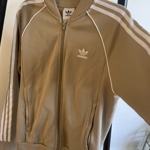 Adidas kofta - En nice Adidas kofta i beige