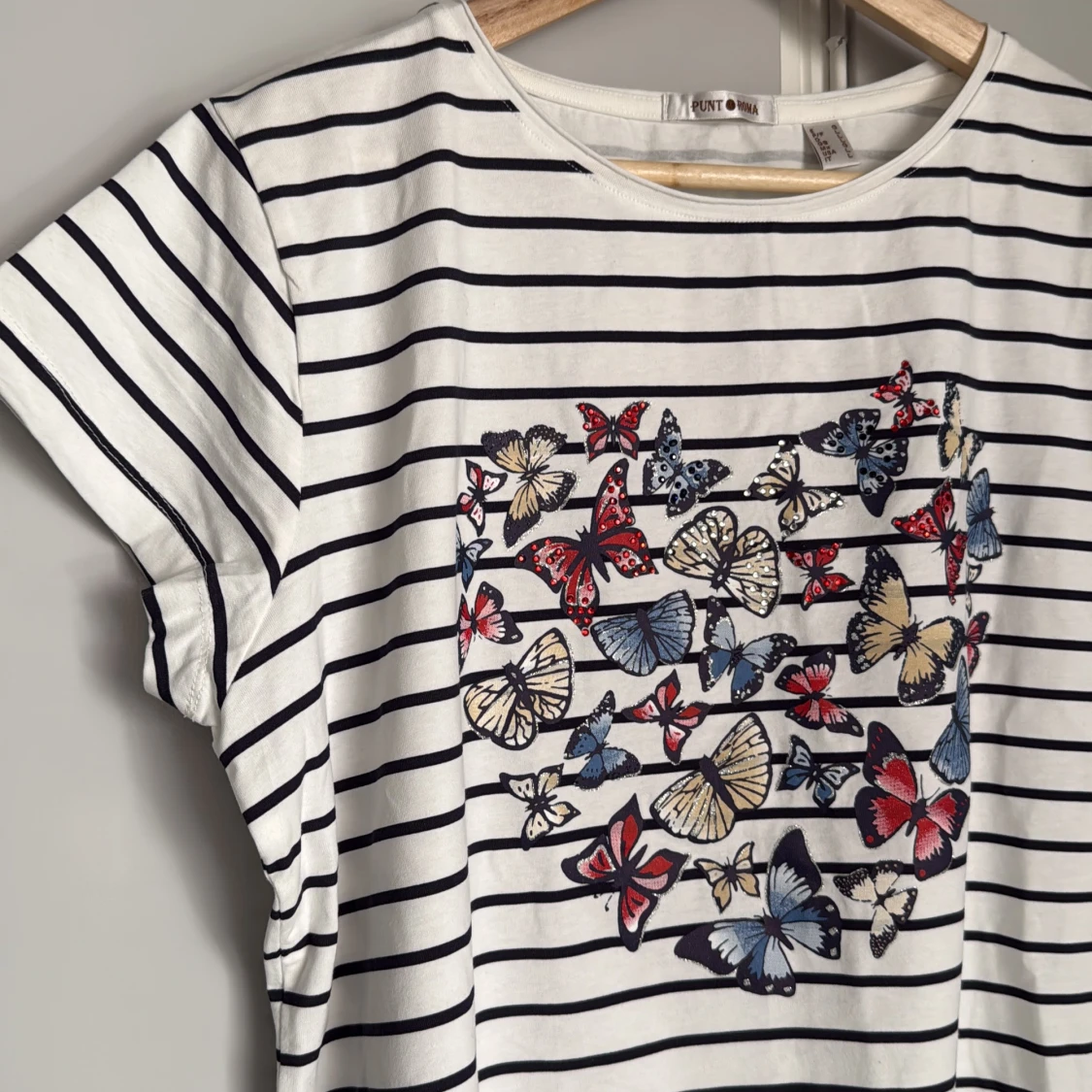 Randig t-shirt med fjärilar från Punt o Roma - 1