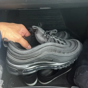 Nike Air Max 97 Triple Black sneakers - Säljer ett par helt nya Nike Air Max 97 Triple Black storlek 44 för små för mig sitter mer som 43, haft dem i ett år testa dem nyss och dem sitter lite för tight.  Finns i Fredhäll/firdhemsplan