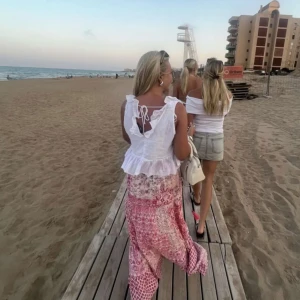 Vit knyt topp  - Köpt på Gina tricot i mars, använd ett fåtal gånger men inget som syns! Toppen är gjord av bomull och är luftig, perfekt nu inför sommaren 🥰