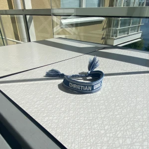 Blått Christian Dior J'Adior armband - Snyggt blått armband från Christian Dior med texten 'J'Adior' broderad vitt. Perfekt för Sommaren och riktigt fräsch. Har massor av färger om du vill ha en Annan färg kom privat! Var inte rädd att ställa frågor vid minsta funderingar!🤩