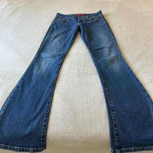 Levi's jeans - Snygga blå Levi's Superlow Stretch jeans med bootcut passform och låg midja. ❤️
