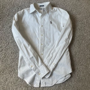 Ralph lauren skjorta - Tjena! Säljer denna vita Ralph lauren skjorta. Blev för liten och kom inte till användning. Strl XS och är köpt begagnad. Mitt pris 250  dm för fler frågor!