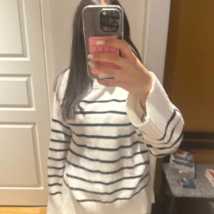 Vit och svart randig stickad tröja - Jätte fin stickad tröja från lager 157. Den är väldigt varm och tjock i materialet, har endast använt den ett få tal gånger 