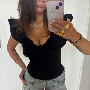 Volangbody zara - Supersnygg och trendig volangbody från zara. Jag är 168 och det är mina bilder, köp via köp nu direkt eller Swish, kvar tills markerad som såld 💖