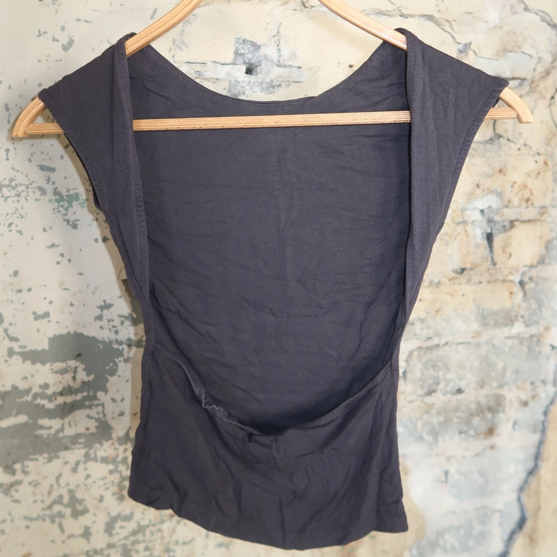 Svart ärmlös linnetopp med öppen rygg