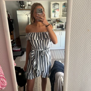 Fin randig klänning  - Jätte fin och söt randig klänning. Köpt i Kroatien och använd 3/4 gånger max. Kan användas både off shoulder och som vanligt.